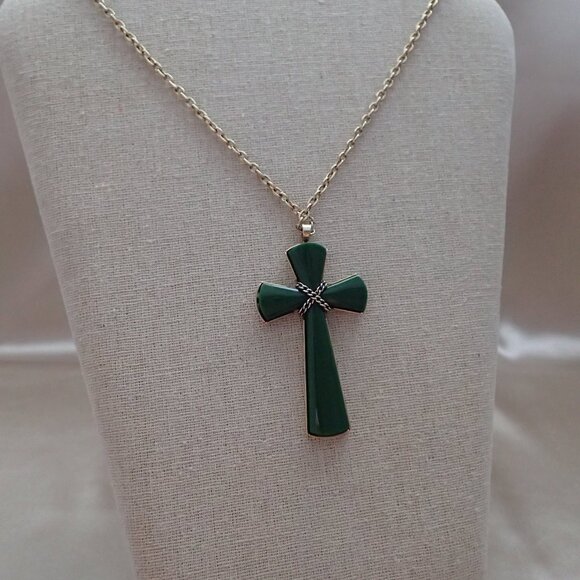 1970's Vintage Jade Green Avon Juliet Cross Pendant - Picture 1 of 6